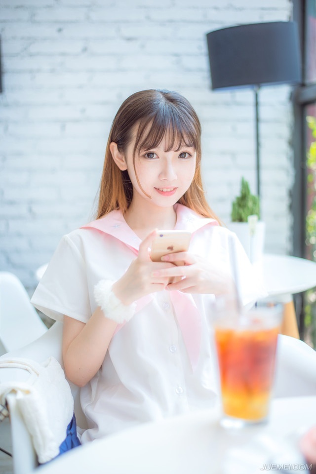 “嗯。”刘璝看着美妇离开的背影，不由感叹自己的造化，娶了这么一位贤淑的妻子。